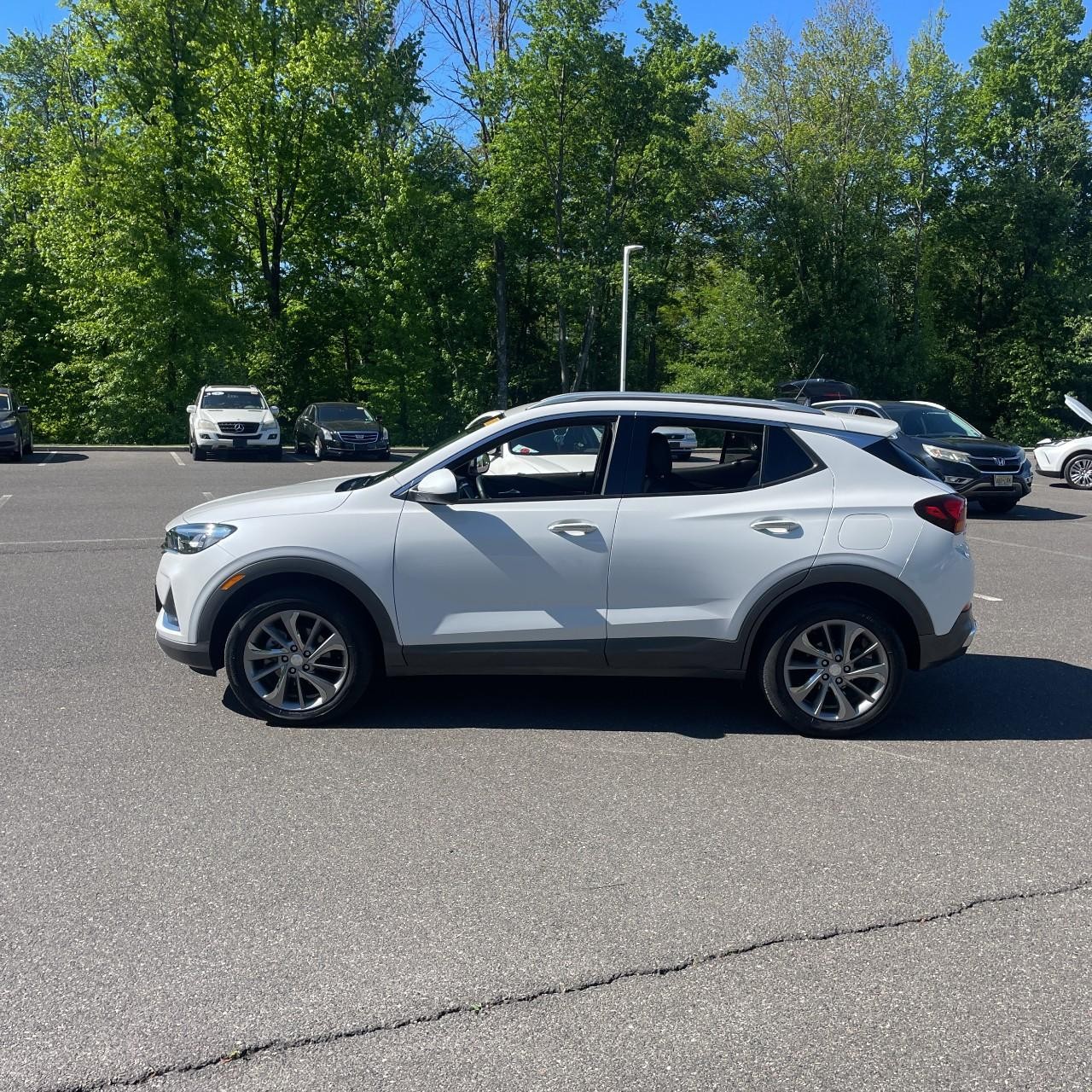 Buick Encore GX Vehicle Full-screen Gallery Image 2