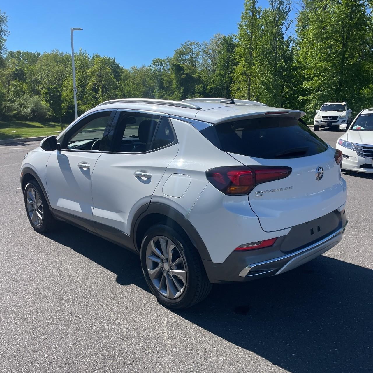 Buick Encore GX Vehicle Full-screen Gallery Image 3