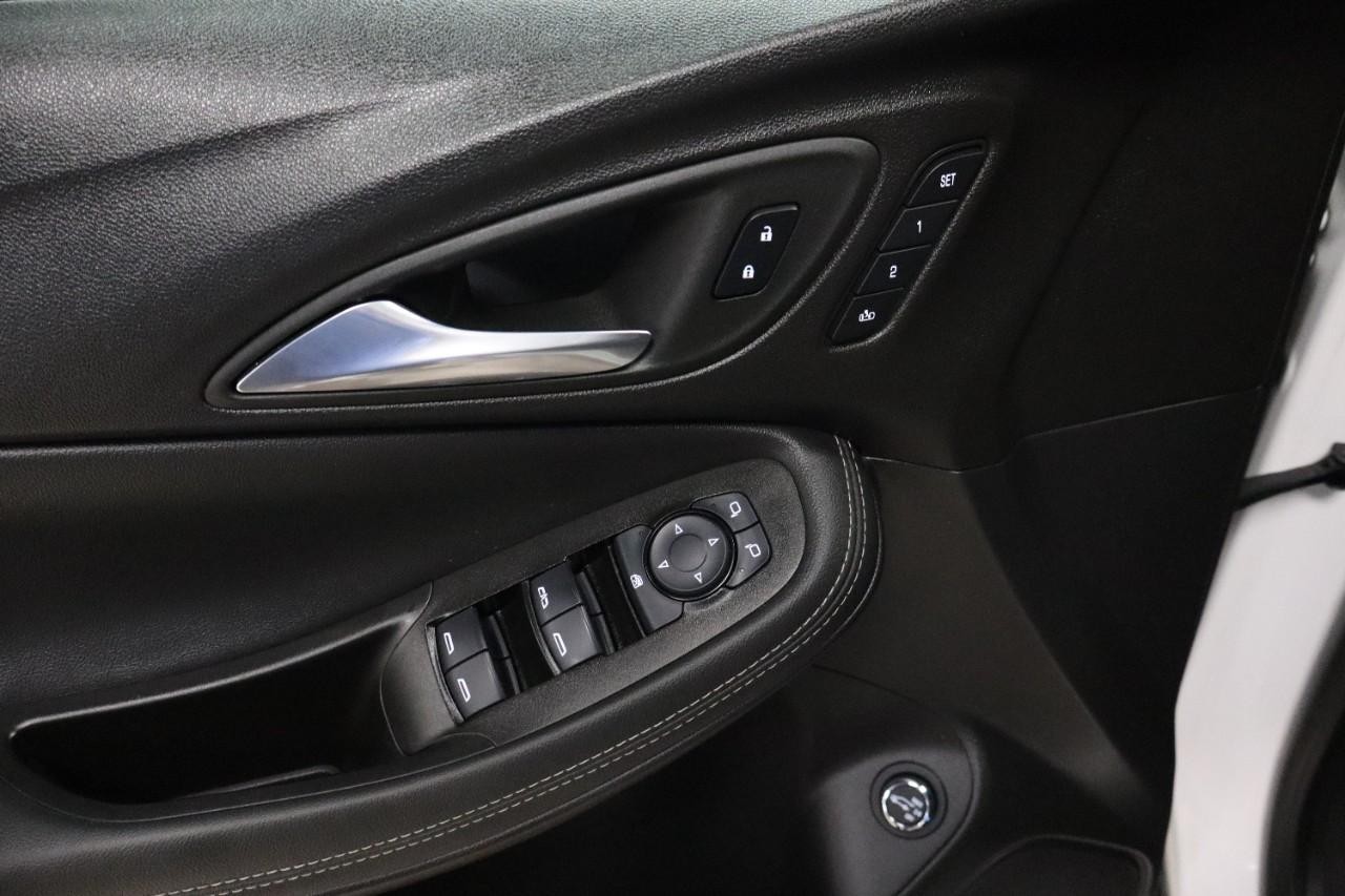 Buick Encore GX Vehicle Full-screen Gallery Image 11