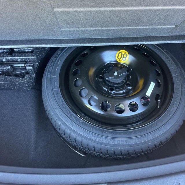 Buick Encore GX Vehicle Full-screen Gallery Image 21