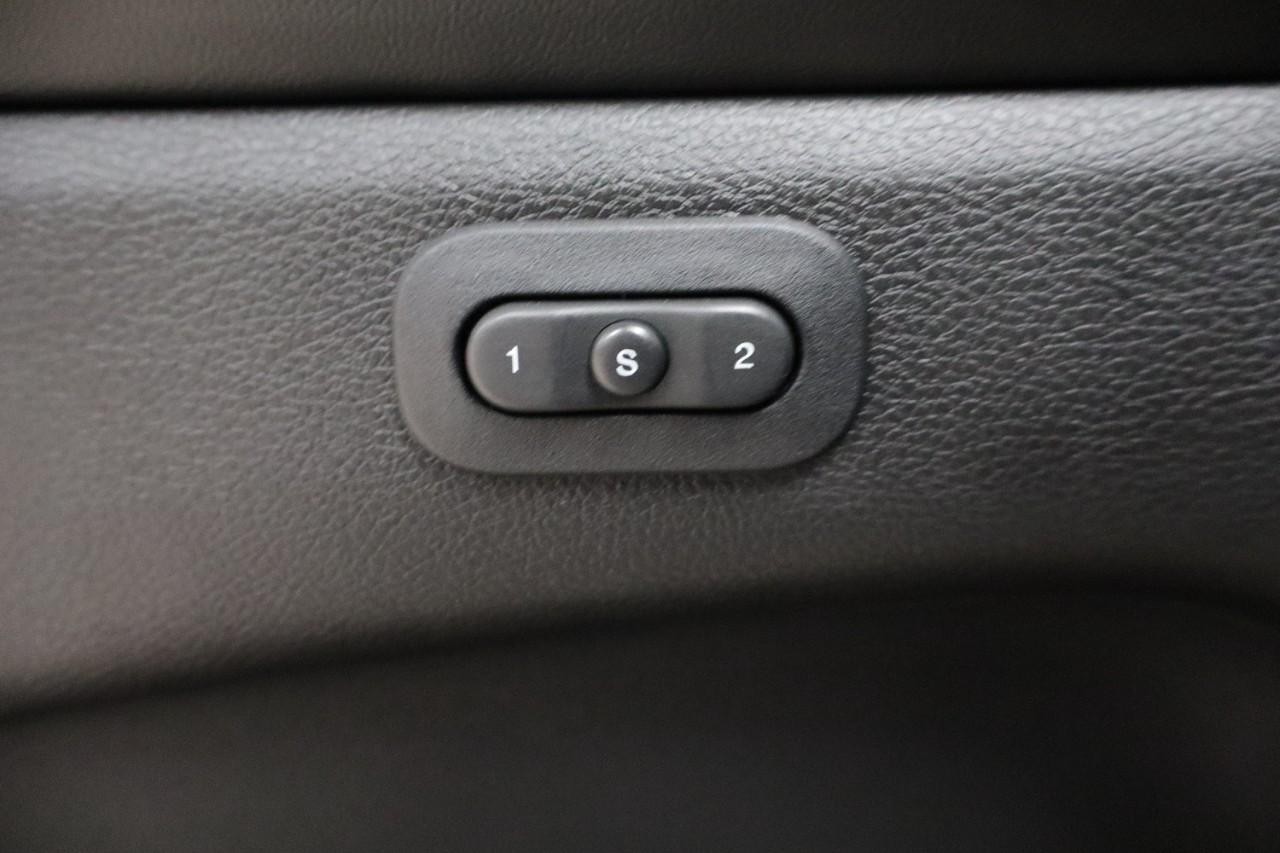 Jeep Grand Cherokee Vehicle Full-screen Gallery Image 12