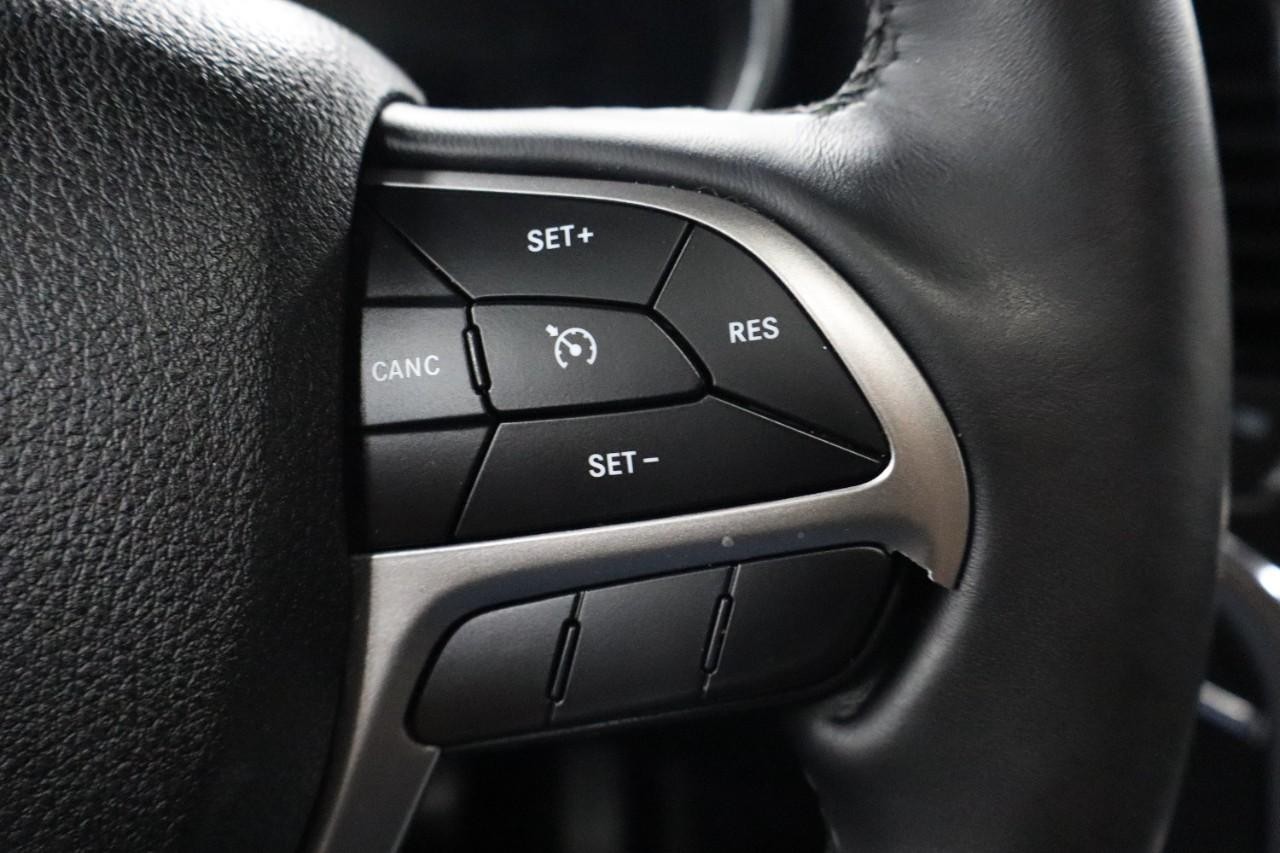 Jeep Grand Cherokee Vehicle Full-screen Gallery Image 17