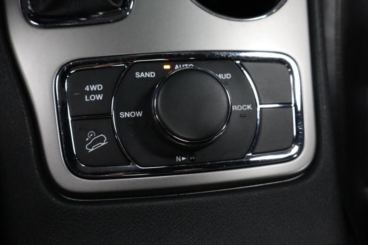 Jeep Grand Cherokee Vehicle Full-screen Gallery Image 23