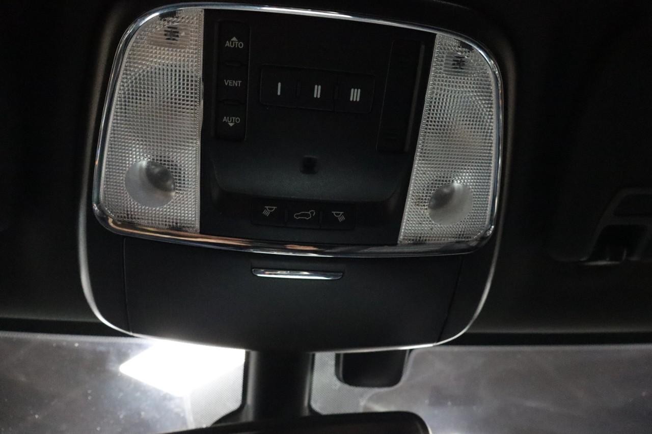 Jeep Grand Cherokee Vehicle Full-screen Gallery Image 24