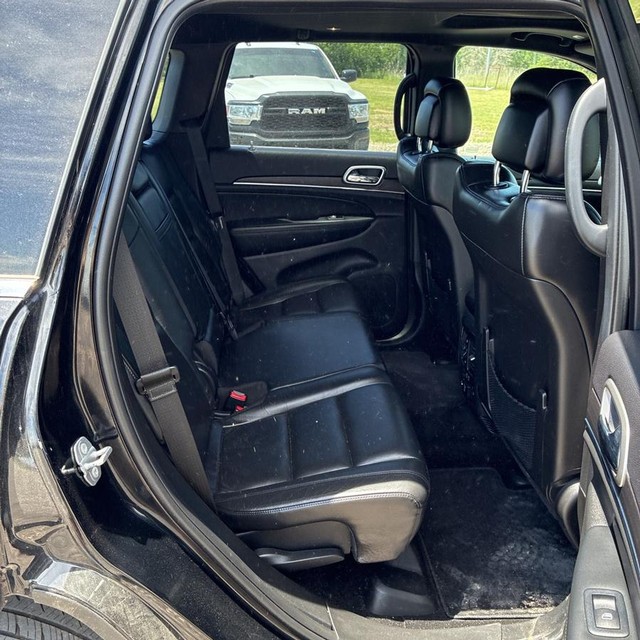 Jeep Grand Cherokee Vehicle Full-screen Gallery Image 12