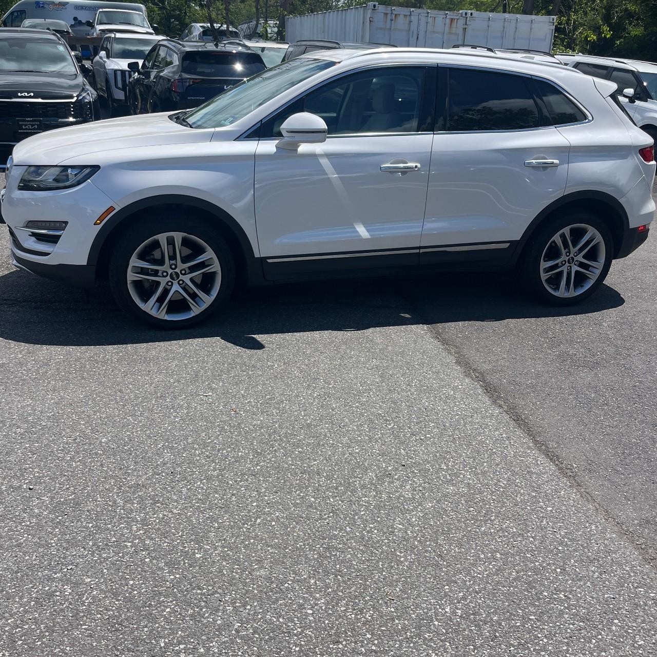 Lincoln MKC Vehicle Full-screen Gallery Image 3