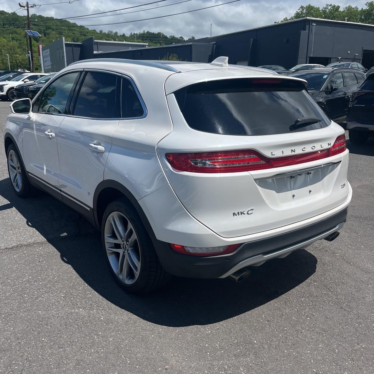 Lincoln MKC Vehicle Full-screen Gallery Image 4