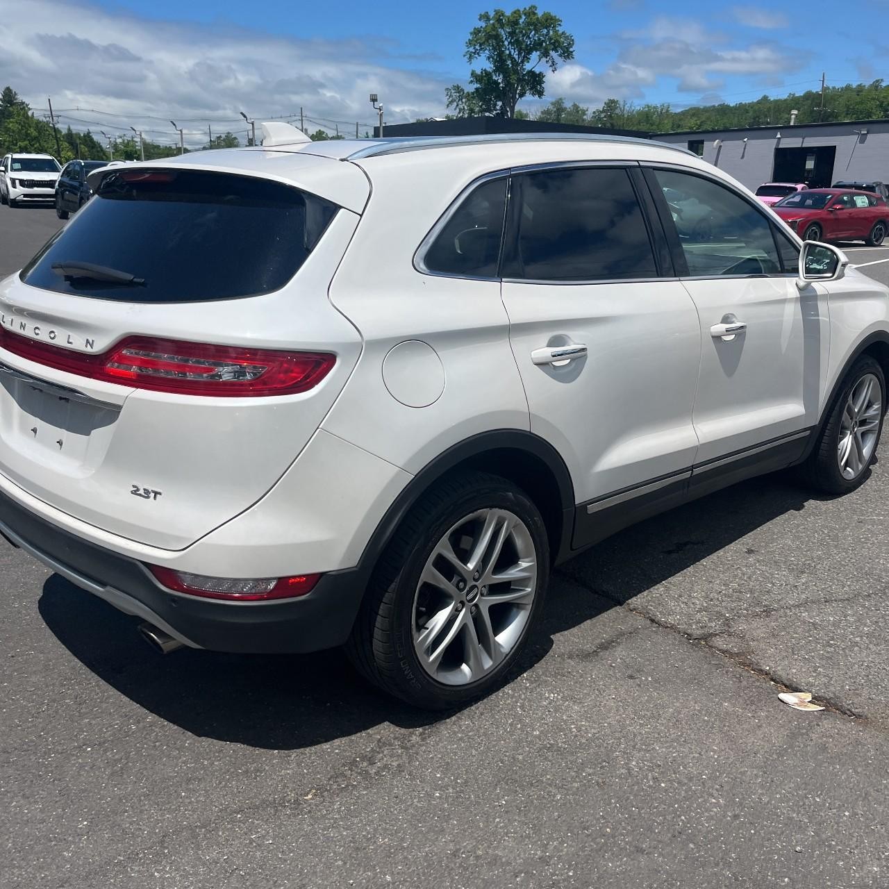 Lincoln MKC Vehicle Full-screen Gallery Image 6