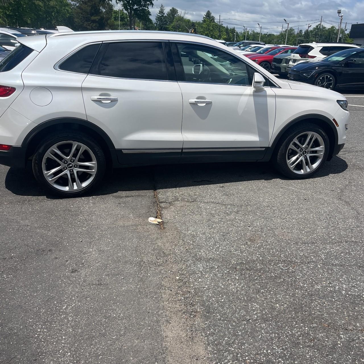 Lincoln MKC Vehicle Full-screen Gallery Image 7