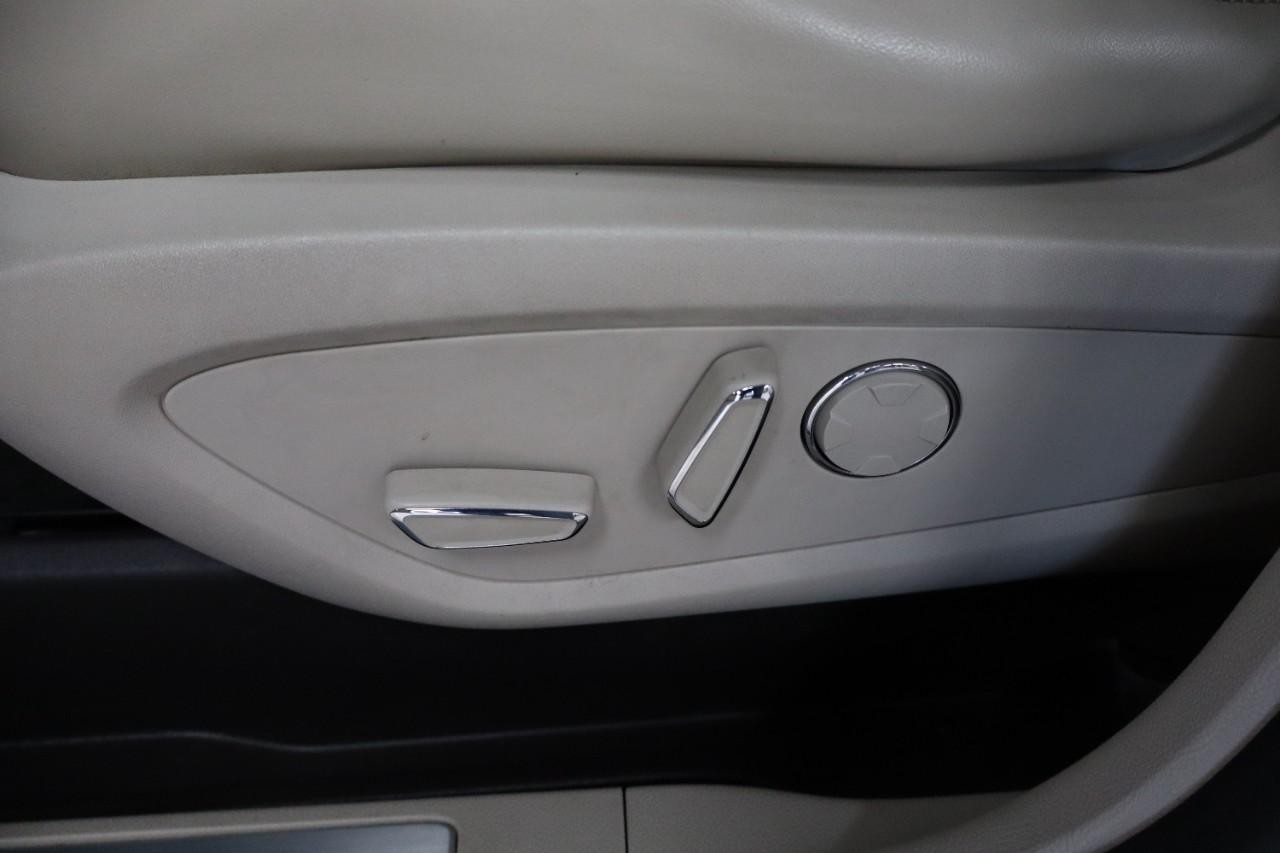 Lincoln MKC Vehicle Full-screen Gallery Image 11