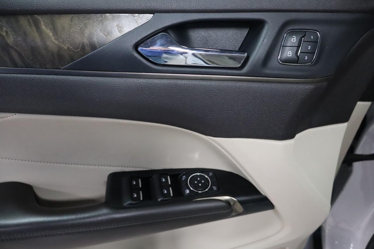 Lincoln MKC Vehicle Full-screen Gallery Image 12