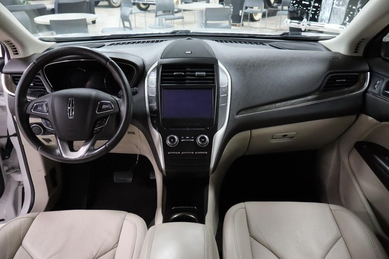 Lincoln MKC Vehicle Full-screen Gallery Image 13