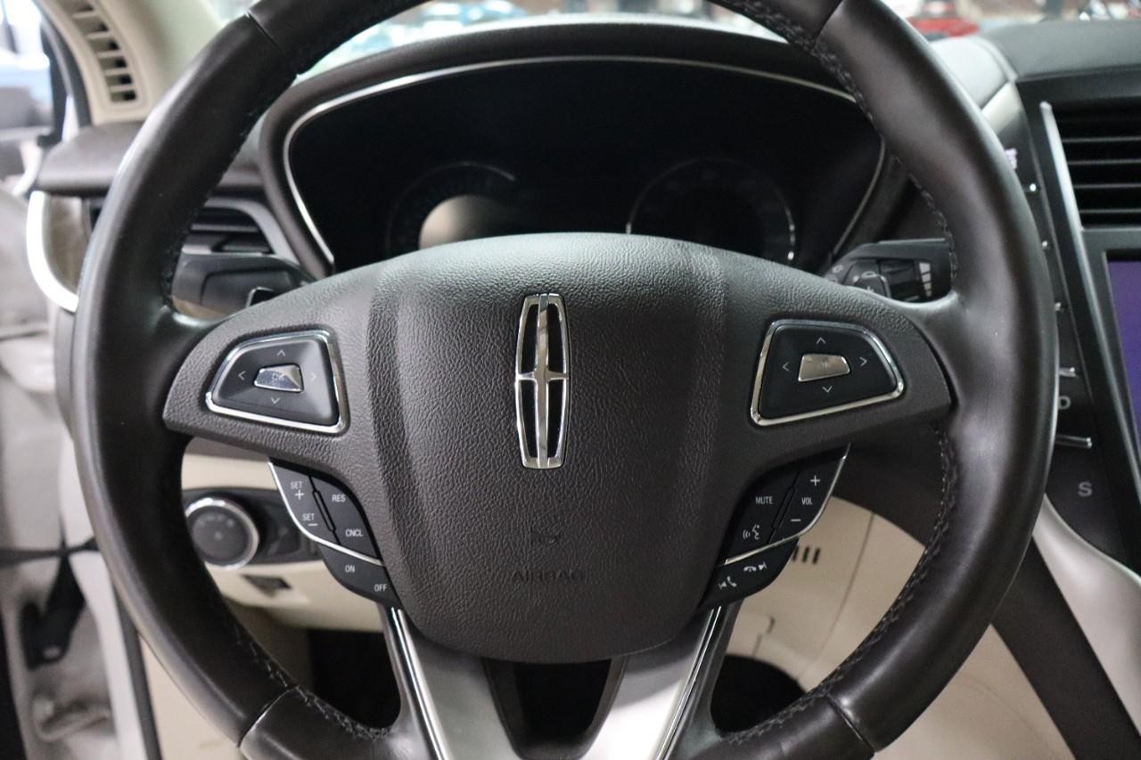 Lincoln MKC Vehicle Full-screen Gallery Image 14