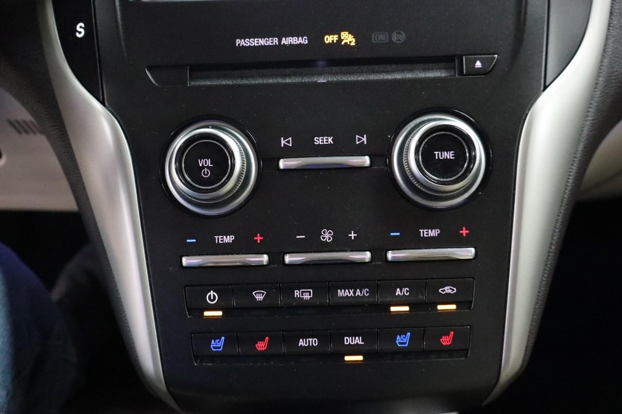 Lincoln MKC Vehicle Full-screen Gallery Image 17