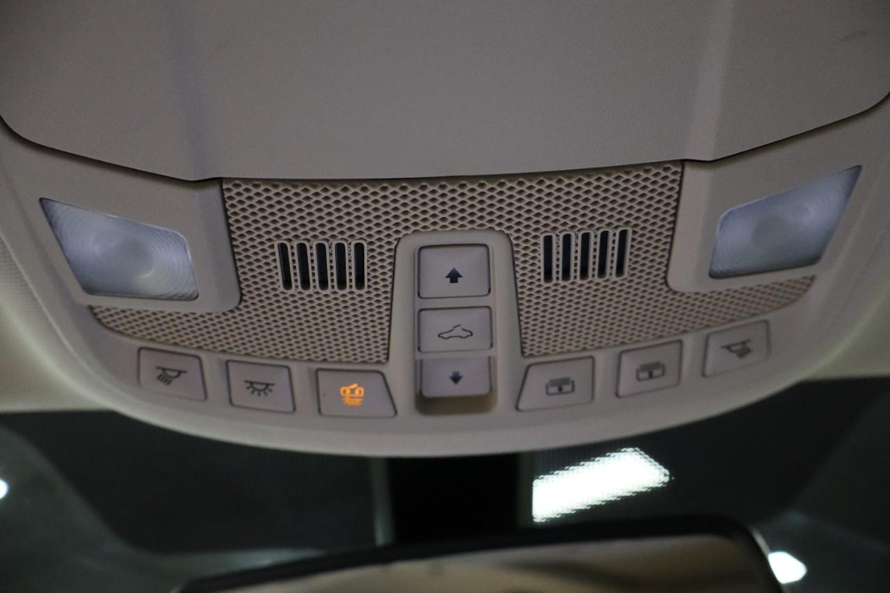 Lincoln MKC Vehicle Full-screen Gallery Image 18