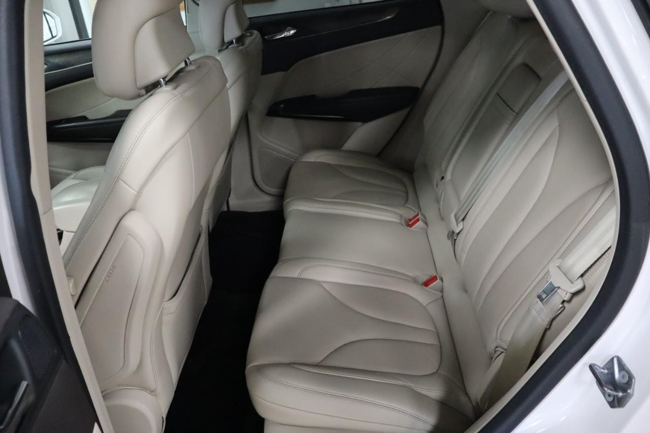 Lincoln MKC Vehicle Full-screen Gallery Image 20