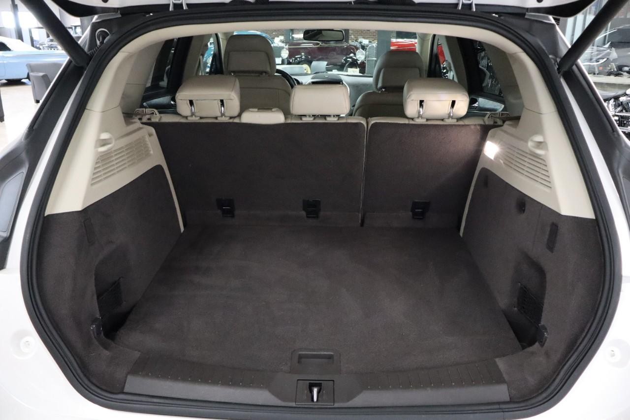 Lincoln MKC Vehicle Full-screen Gallery Image 21