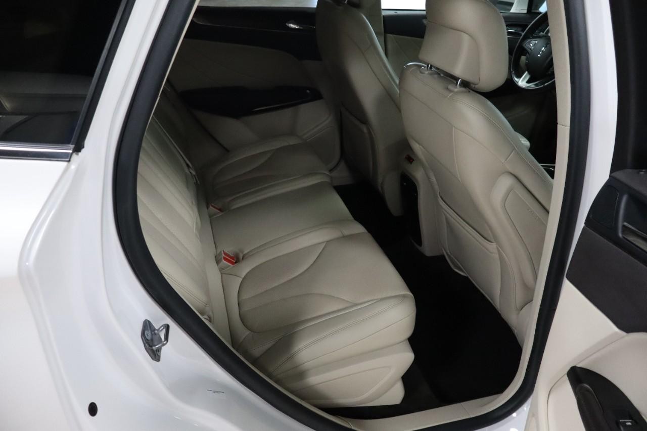 Lincoln MKC Vehicle Full-screen Gallery Image 23