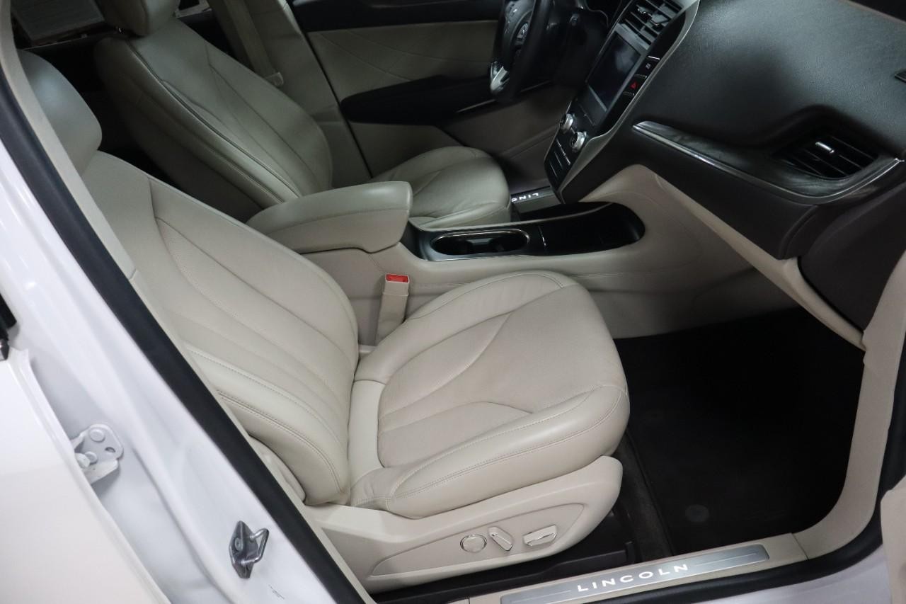 Lincoln MKC Vehicle Full-screen Gallery Image 24