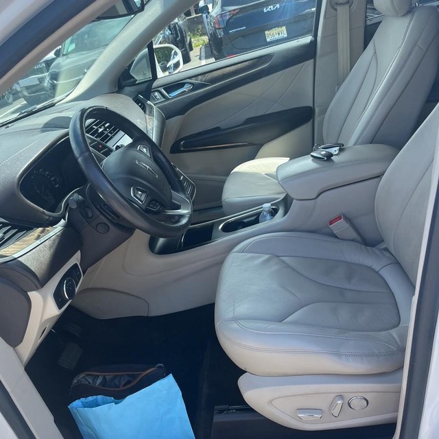 Lincoln MKC Vehicle Full-screen Gallery Image 11
