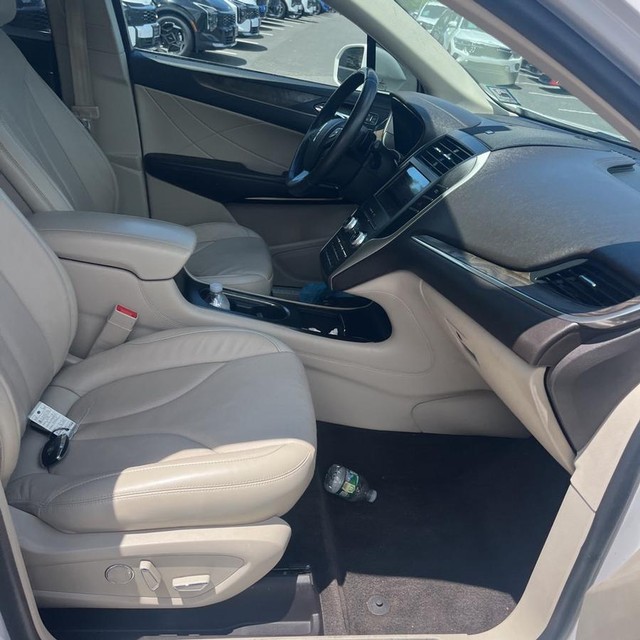 Lincoln MKC Vehicle Full-screen Gallery Image 12