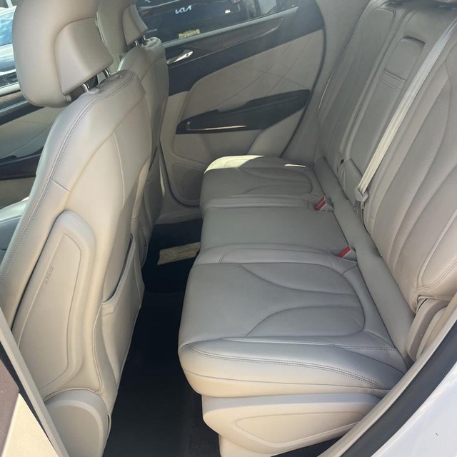 Lincoln MKC Vehicle Full-screen Gallery Image 13