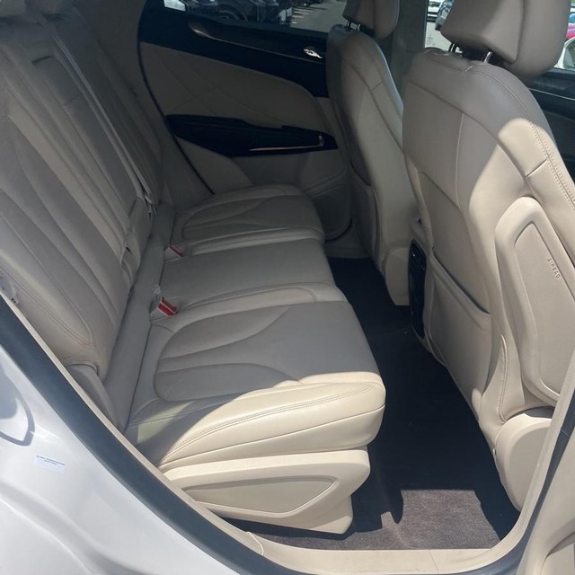 Lincoln MKC Vehicle Full-screen Gallery Image 14