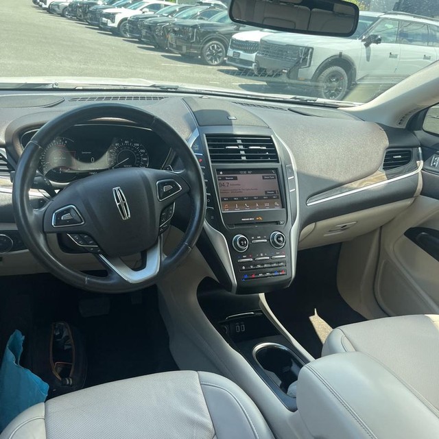 Lincoln MKC Vehicle Full-screen Gallery Image 16