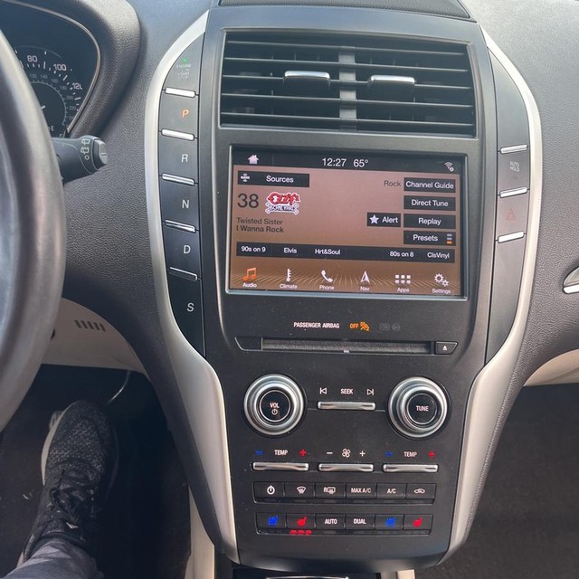 Lincoln MKC Vehicle Full-screen Gallery Image 17