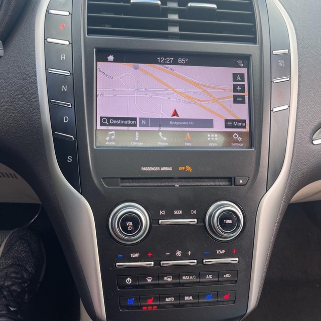 Lincoln MKC Vehicle Full-screen Gallery Image 18