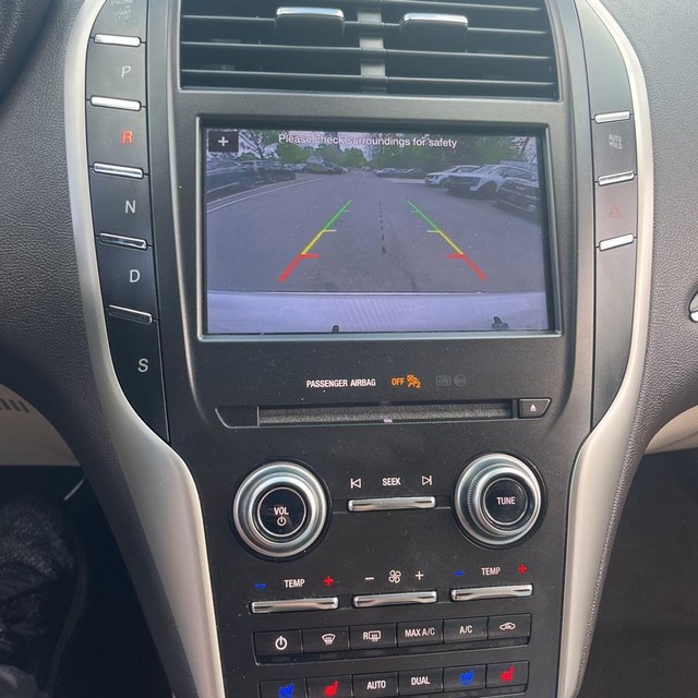 Lincoln MKC Vehicle Full-screen Gallery Image 19