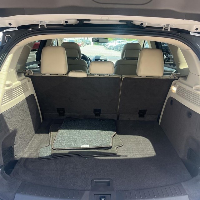 Lincoln MKC Vehicle Full-screen Gallery Image 22