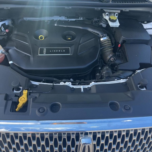 Lincoln MKC Vehicle Full-screen Gallery Image 24