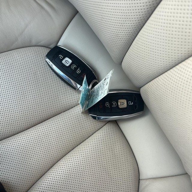 Lincoln MKC Vehicle Full-screen Gallery Image 25