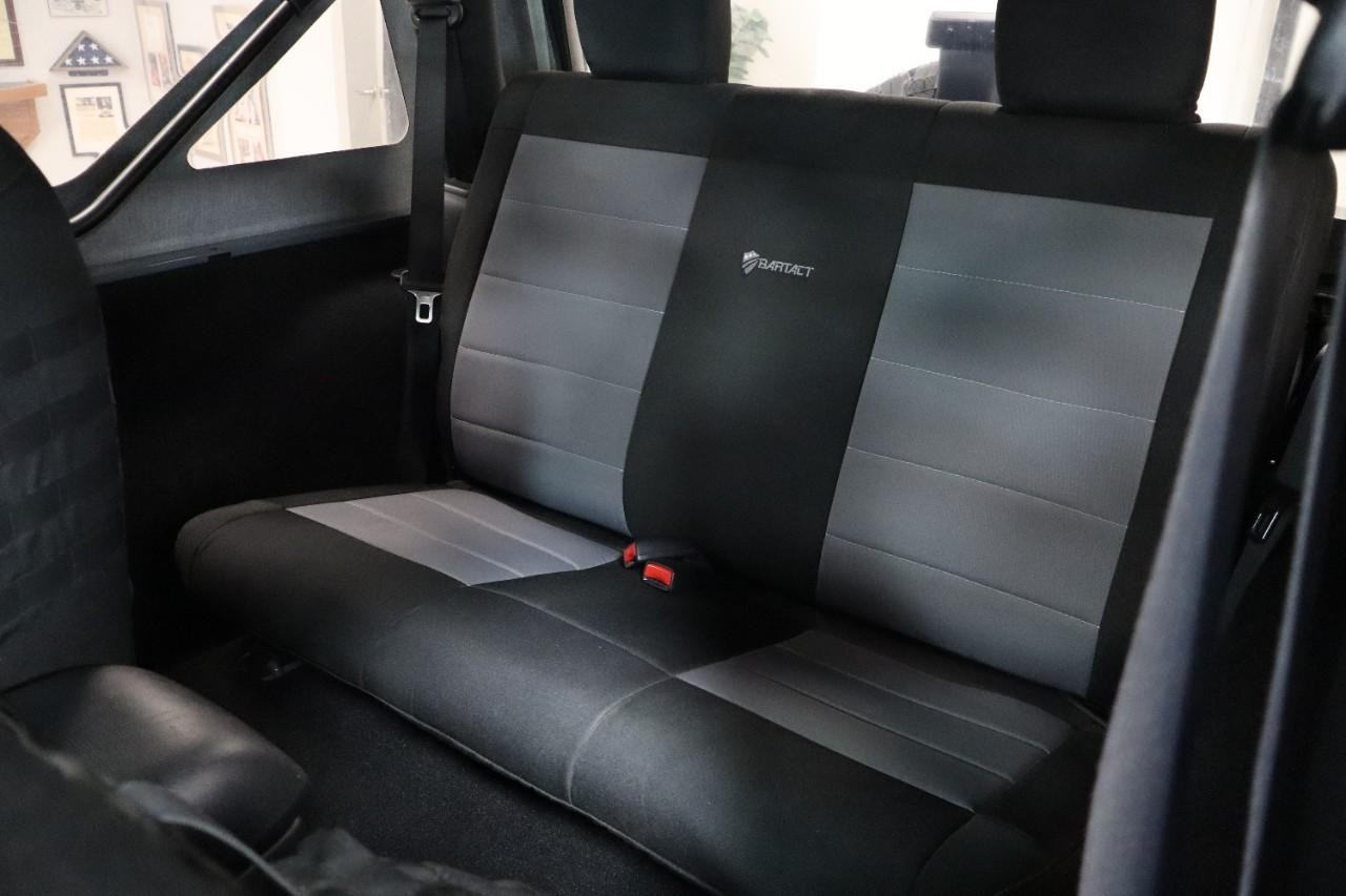 Jeep Wrangler Vehicle Full-screen Gallery Image 11