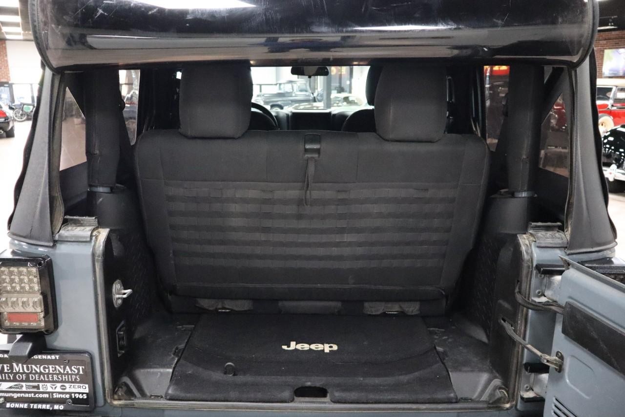 Jeep Wrangler Vehicle Full-screen Gallery Image 12