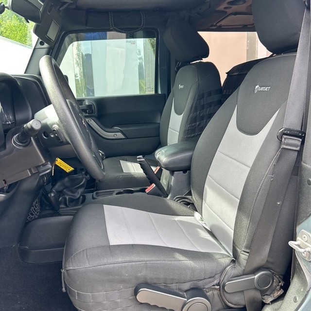 Jeep Wrangler Vehicle Full-screen Gallery Image 10