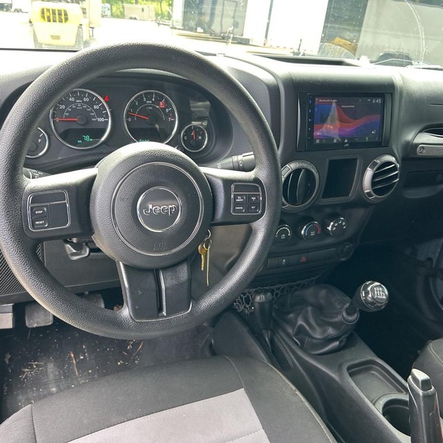 Jeep Wrangler Vehicle Full-screen Gallery Image 13
