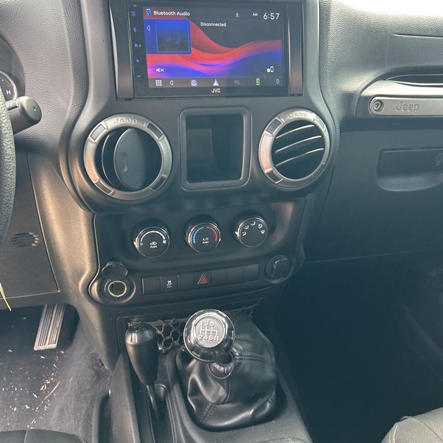 Jeep Wrangler Vehicle Full-screen Gallery Image 14