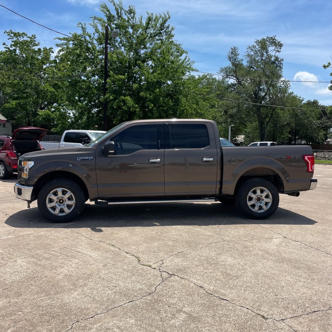 Ford F-150 Vehicle Full-screen Gallery Image 2