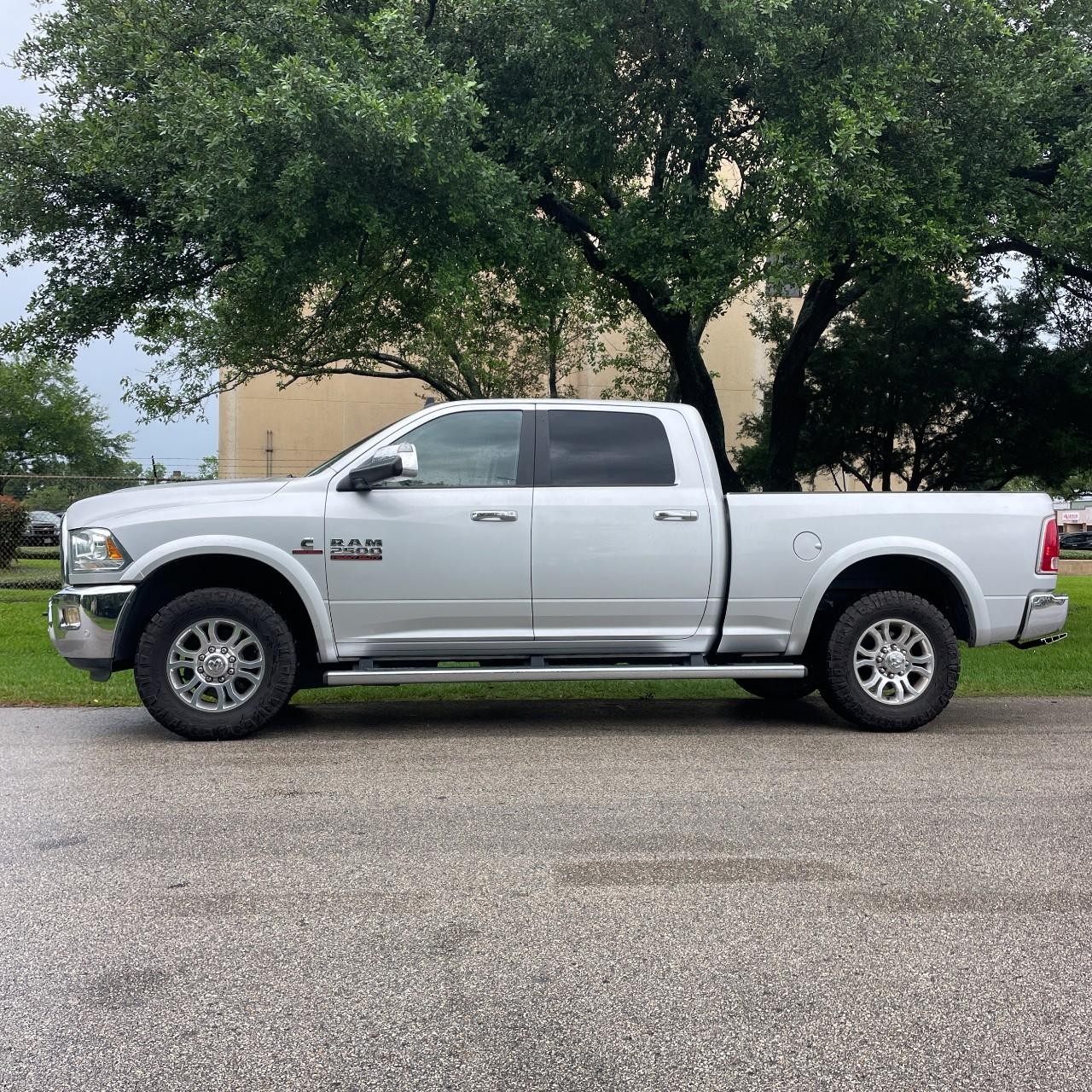 Ram 2500 Vehicle Full-screen Gallery Image 2