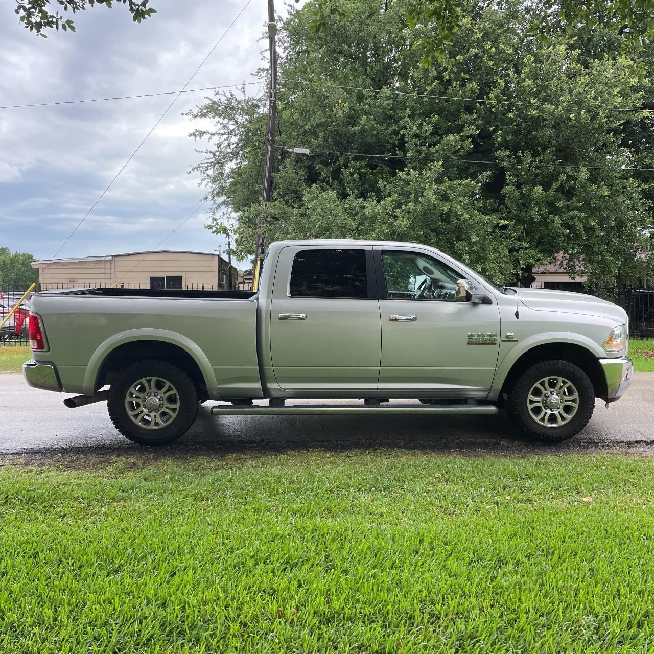 Ram 2500 Vehicle Full-screen Gallery Image 3