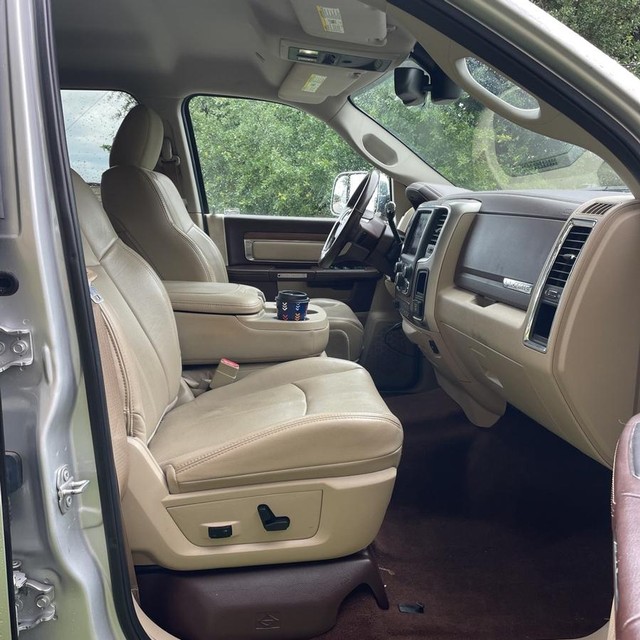 Ram 2500 Vehicle Full-screen Gallery Image 8