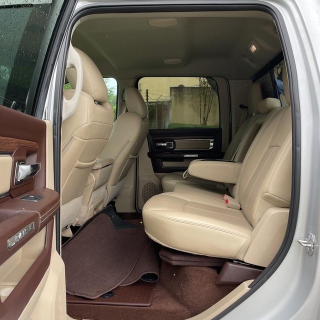 Ram 2500 Vehicle Full-screen Gallery Image 9
