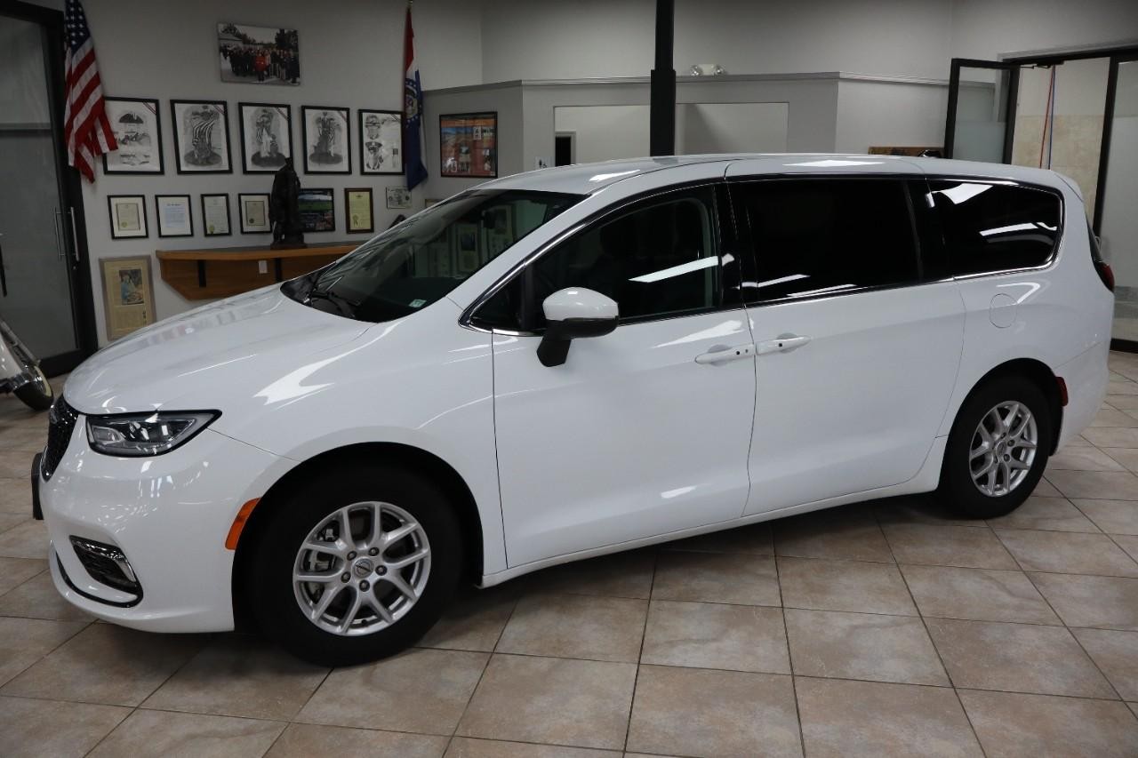 Chrysler Pacifica Vehicle Full-screen Gallery Image 2
