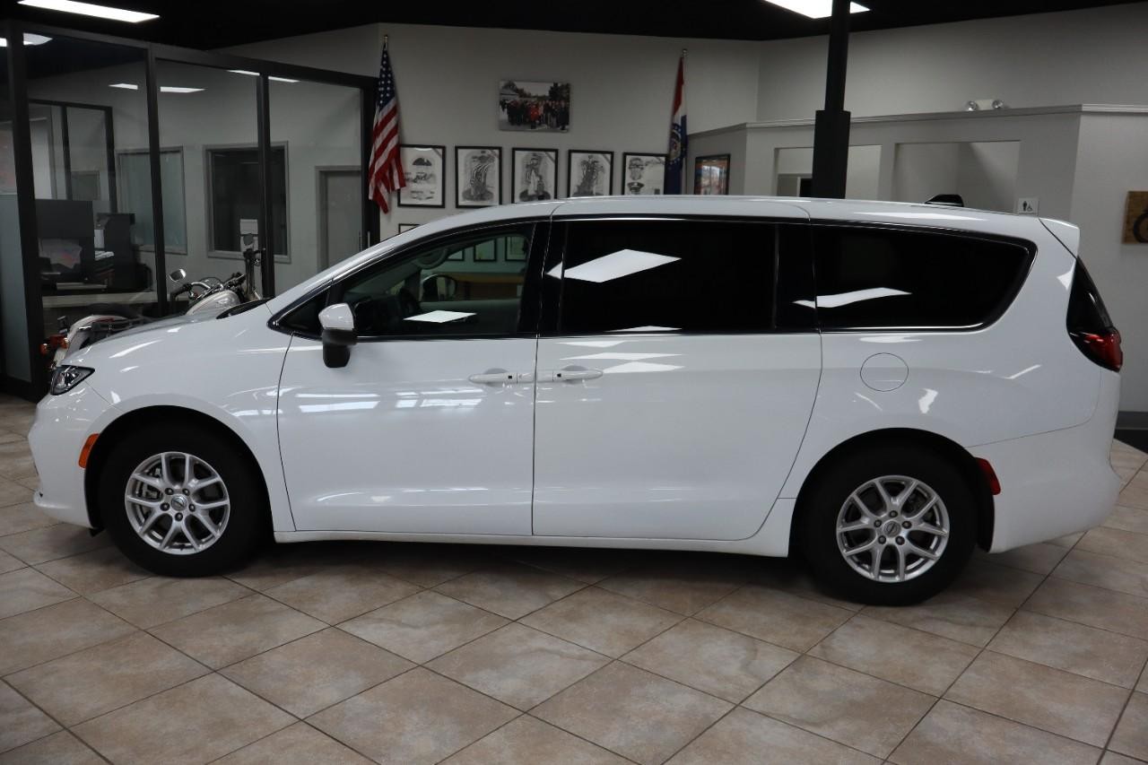 Chrysler Pacifica Vehicle Full-screen Gallery Image 3