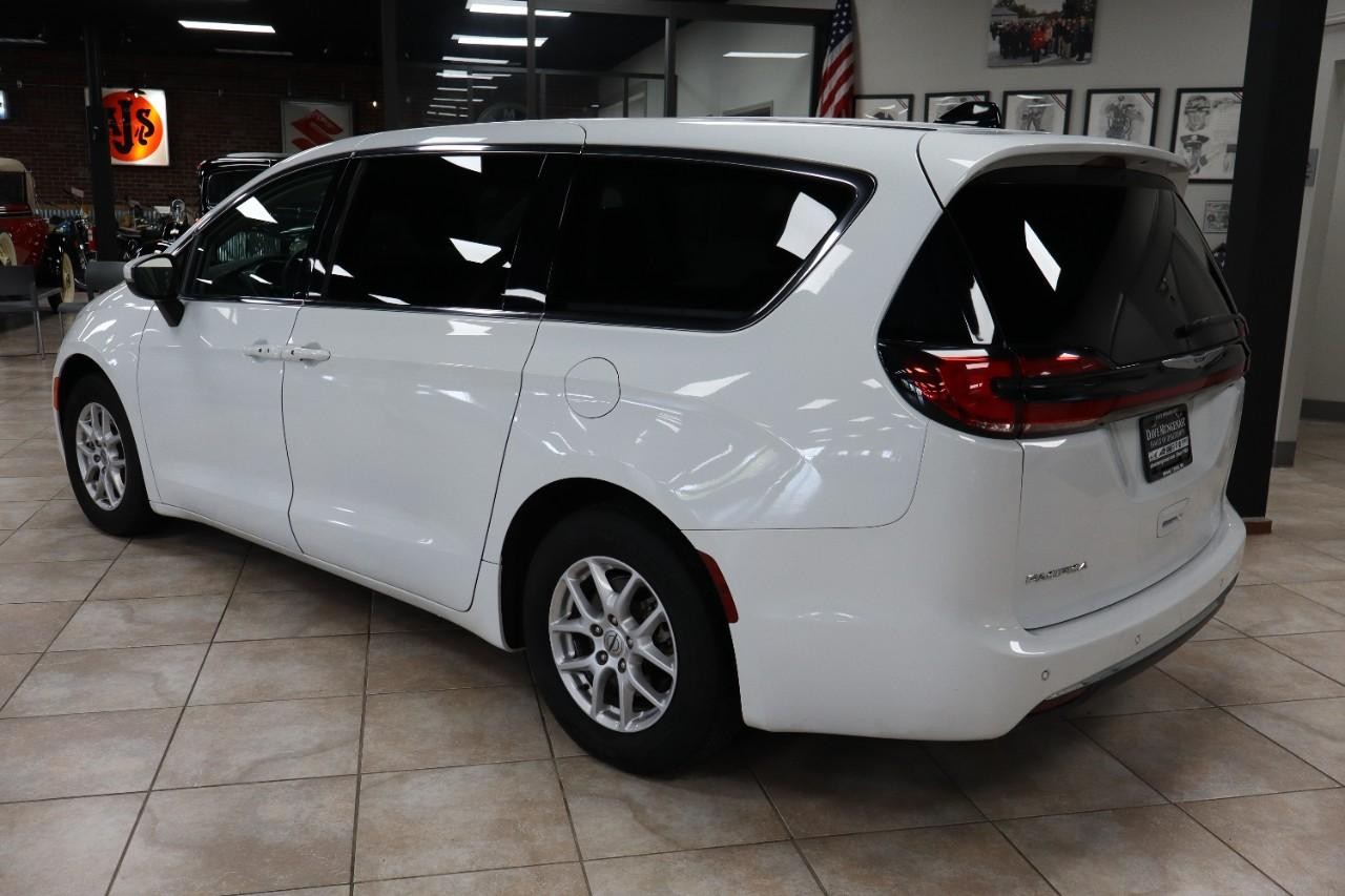 Chrysler Pacifica Vehicle Full-screen Gallery Image 4
