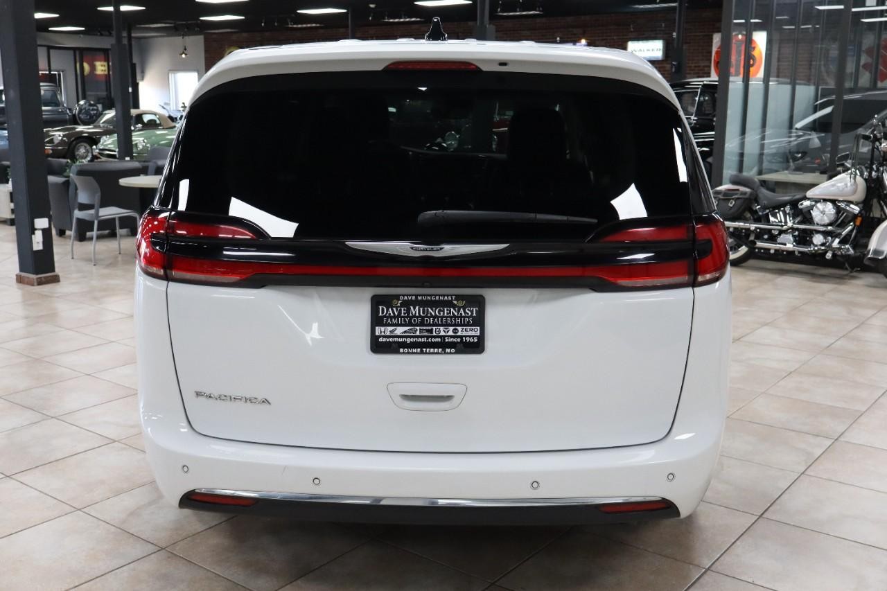 Chrysler Pacifica Vehicle Full-screen Gallery Image 5