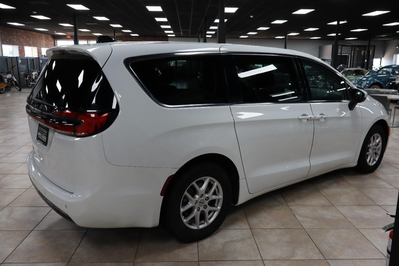 Chrysler Pacifica Vehicle Full-screen Gallery Image 6