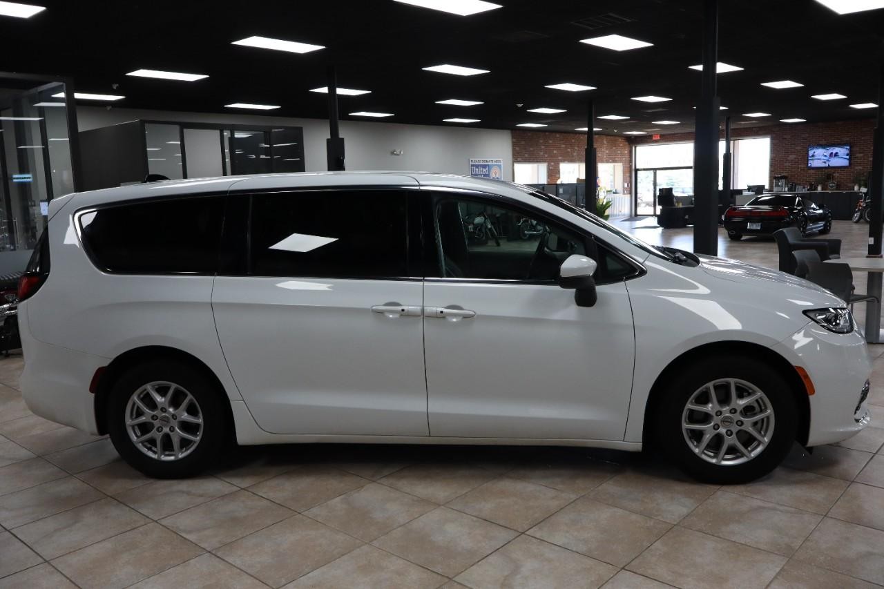 Chrysler Pacifica Vehicle Full-screen Gallery Image 7